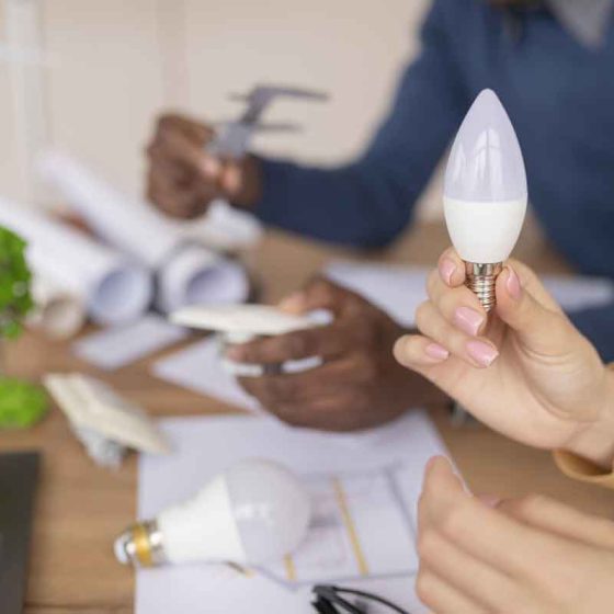 collegues-travaillant-ensemble-au-projet-d-environnement-de-pres